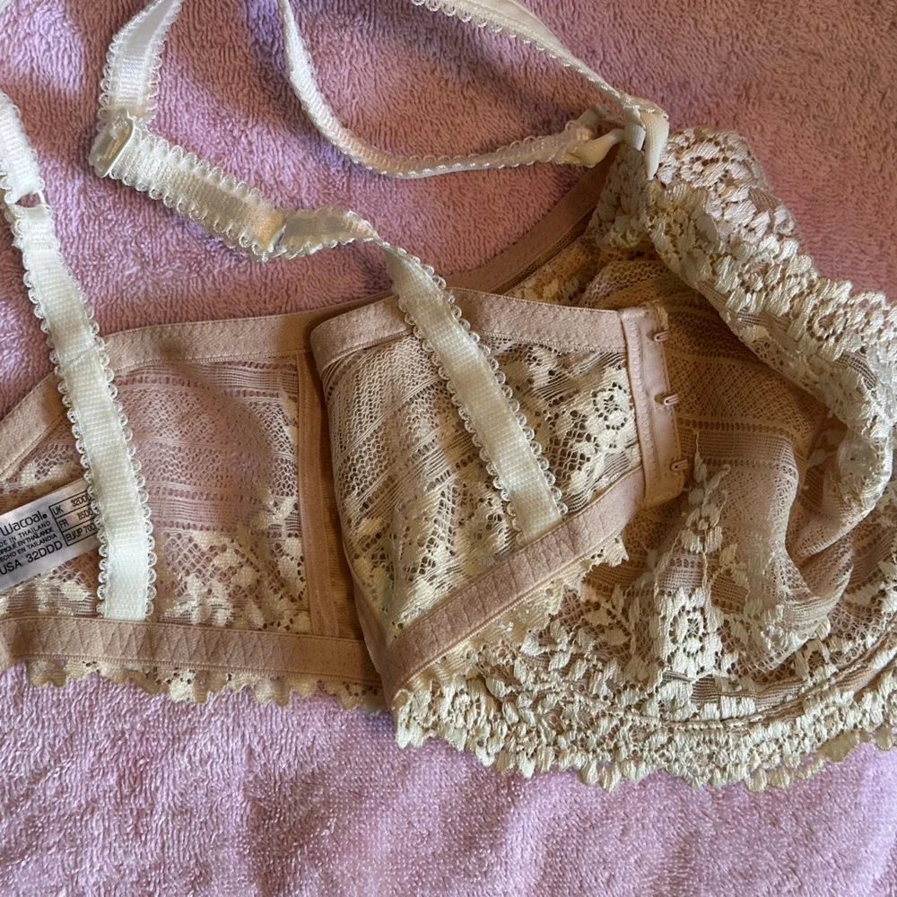 Wacoal Cream Lace Underwire Bra with Scalloped Edges - Picture 9 of 10